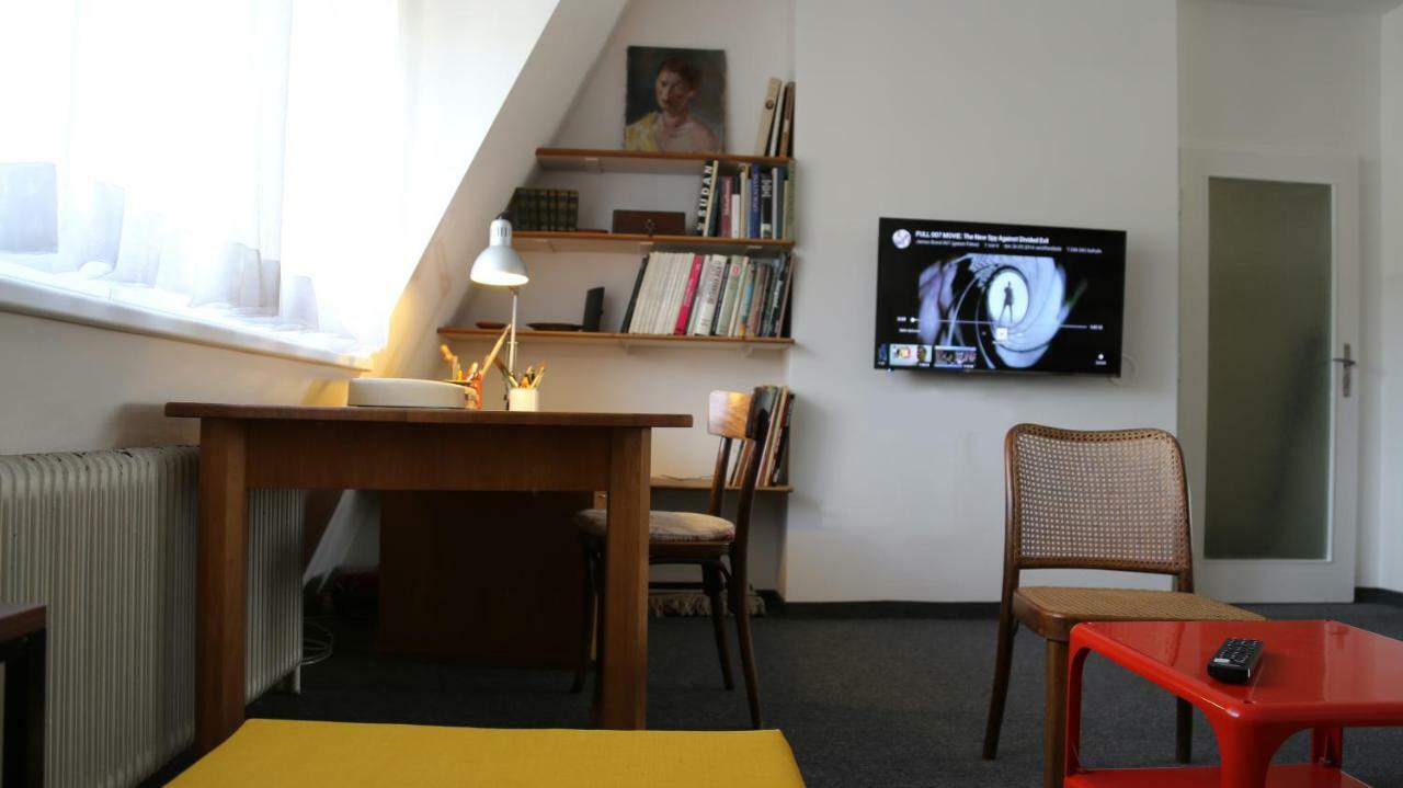 Gem Of Midcentury Design Apartment Wina Bagian luar foto